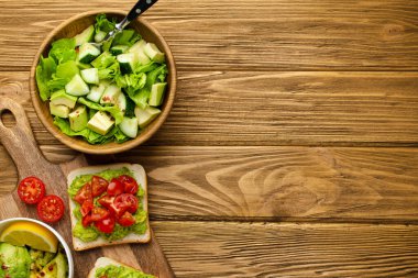 Avokado salatası ve tost.
