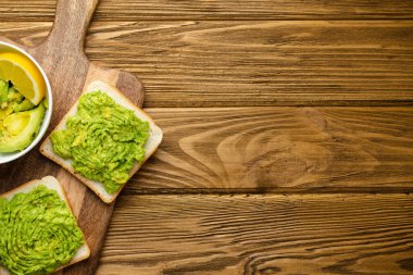 Sağlıklı avokado tostları