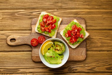 Avokado ve domates sağlıklı tost