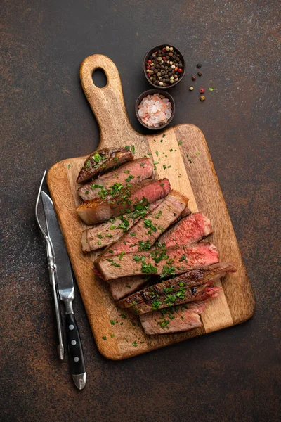 Grillowany krojony stek mięsny — Zdjęcie stockowe