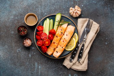 Kızarmış somon bifteği ve sebze