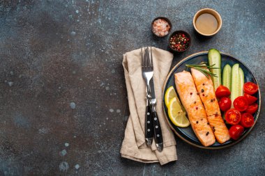 Kızarmış somon bifteği ve sebze