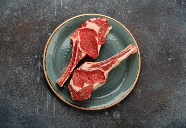 Çiğ mermer biftekler.