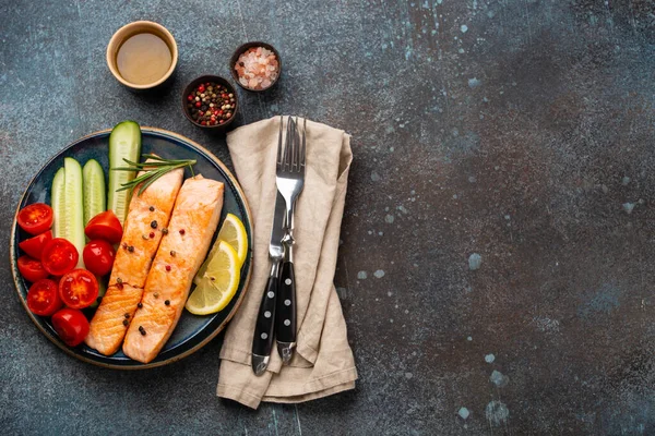 Стейк из жареного лосося и овощи — стоковое фото