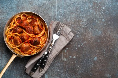 Domates soslu köfteli makarna.