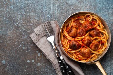 Domates soslu köfteli makarna.