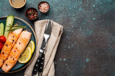 Kızarmış somon bifteği ve sebze