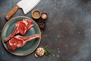 Satırlı çiğ mermer biftekler.