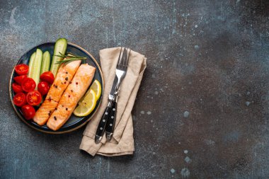 Kızarmış somon bifteği ve sebze