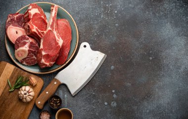Çeşitli et parçaları.