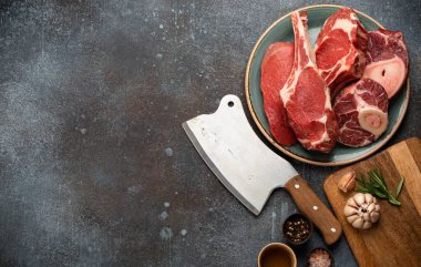 Çeşitli et parçaları.