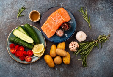 Çiğ somon fileto ve sebze.