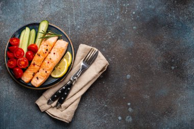 Kızarmış somon bifteği ve sebze