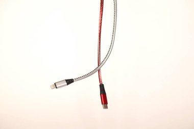 Beyaz arkaplandaki Yusb akıllı telefonu için