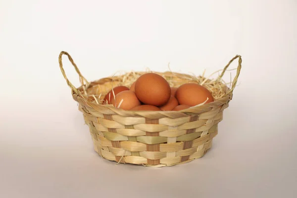 Wiklinowy Kosz Jajkami Brązowe Jaja Koszyk Wielkanocny — Zdjęcie stockowe