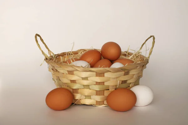 Una Canasta Mimbre Llena Huevos Pollo Cesta Pascua Huevos Marrones —  Fotos de Stock