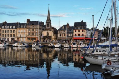 Fransız Atlantik kıyısındaki Honfleur İran turistler için popüler bir yerdir..