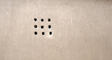 Beton duvarda normal yuvarlak delikler