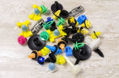 açık arkaplanda renkli plastik toka