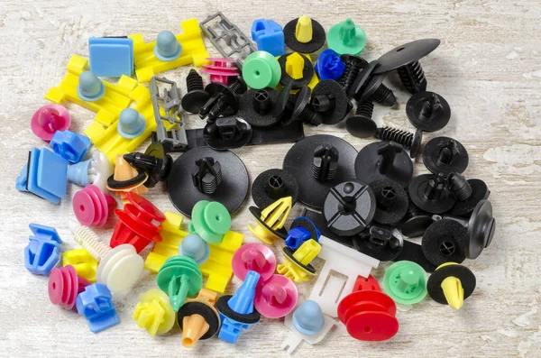 Gekleurde Plastic Sluiting Een Lichte Achtergrond — Stockfoto