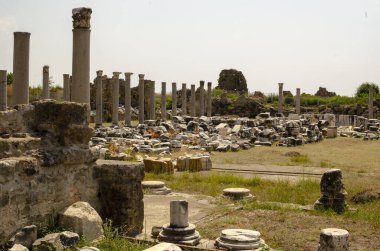 Türkiye 'deki antik kentin manzarası. Sıcak bir yaz gününde tarihi merkezin çarpıcı manzarasının tadını çıkarabilirsiniz..