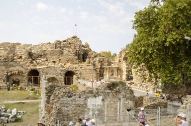 Türkiye 'deki antik kentin manzarası. Sıcak bir yaz gününde tarihi merkezin çarpıcı manzarasının tadını çıkarabilirsiniz..