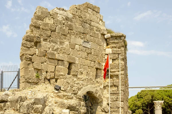 トルコのサイドの古代都市の眺め 暑い夏の日には 歴史的中心部の素晴らしい景色を楽しむことができます — ストック写真