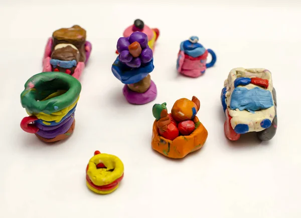 Małe Dziecko Wykonane Rzemiosła Kolorowych Plastycyny Grupa Domowej Roboty Figurek — Zdjęcie stockowe