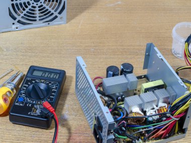 Tahta bir masada tozun temizlenmesi ve bakımı için güç kaynağı. Bilgisayar ekipmanlarının onarımı ve modernizasyonu.