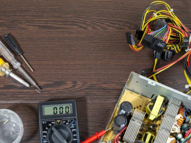 masaüstü tamir araçları ile birleştirilmiş Pc güç kaynağı.