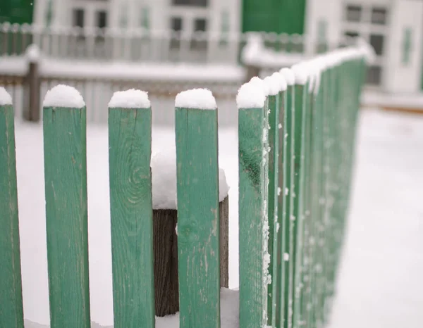 Niskie Ogrodzenie Miejskiego Ogrodu Pod Warstwą Śniegu Zbliżenie — Zdjęcie stockowe