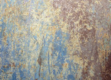 Beyaz bir yüzeyde sıralanmış farklı renkli kalemler.