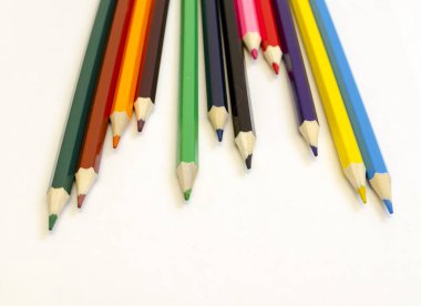 Beyaz arkaplana göre sıralanmış farklı renk kalemleri