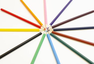 çok renkli kalemler beyaz bir arkaplan üzerine serilmiş bir çizim şeklinde