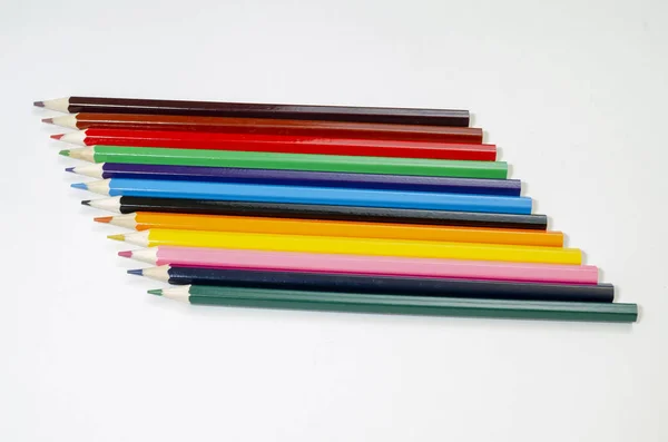 Lápices Diferentes Colores Dispuestos Orden Sobre Una Superficie Blanca — Foto de Stock