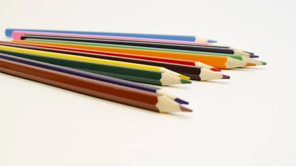 Lápices Diferentes Colores Dispuestos Sobre Fondo Blanco — Foto de Stock