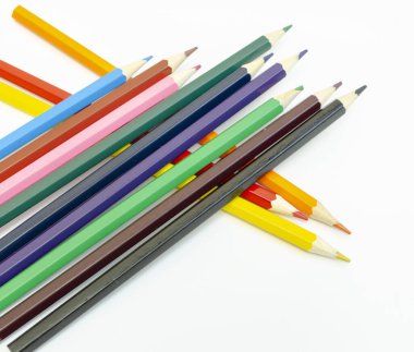 Bir sürü renkli kalem darmadağın. Yakın plan.