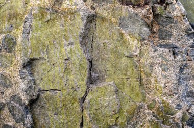 İlginç yapıdan oluşan büyük granit bir taş. Yakın plan.