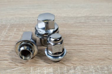 Arka planda izole edilmiş araba tekerleği fındıkları, oto yedek parça tekerlek fındıkları. Çeşitli çelik cevizlere yakın çekim