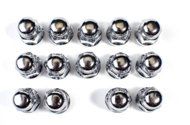 Araba tekerleği fındıkları beyaz, otomobil parçaları tekerlek fındıkları beyaz arka planda izole edilmiş fındıklar. Çeşitli çelik somunlara ve cıvatalara yakın çekim