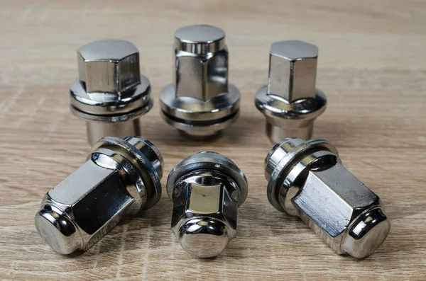 Arka planda izole edilmiş araba tekerleği fındıkları, oto yedek parça tekerlek fındıkları. Çeşitli çelik cevizlere yakın çekim