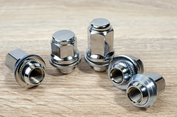 Arka planda izole edilmiş araba tekerleği fındıkları, oto yedek parça tekerlek fındıkları. Çeşitli çelik cevizlere yakın çekim