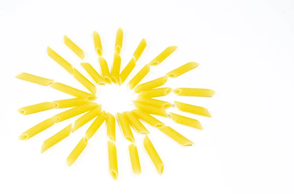 Сонце Зроблене Макаронами Фузілі Білому Тлі Вид Зверху — стокове фото