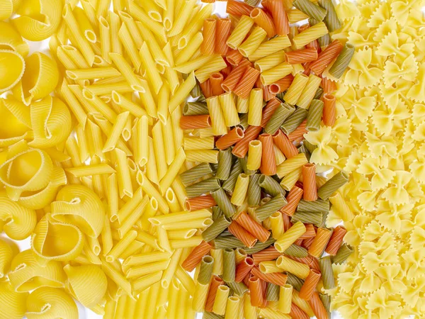 Kuru İtalyan makarnasının çeşitli çeşitleri ve şekilleri. İtalyan makarnası çiğ gıda arka planı veya dokusu.