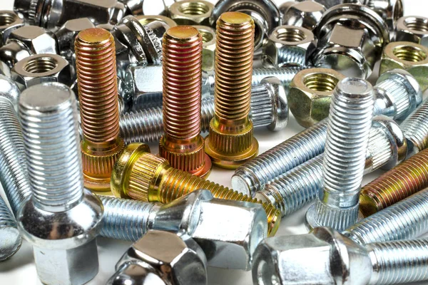 Araba tekerlekleri için pek çok yeni parlak fındık ve cıvataya yakın çekim