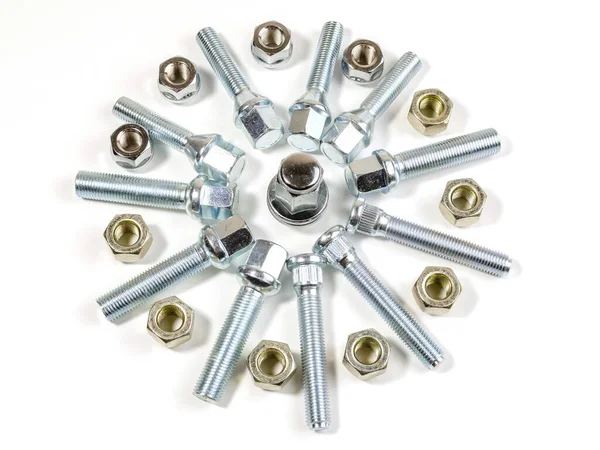 Beyaz arka planda yeni parlak araba fındık ve cıvataları