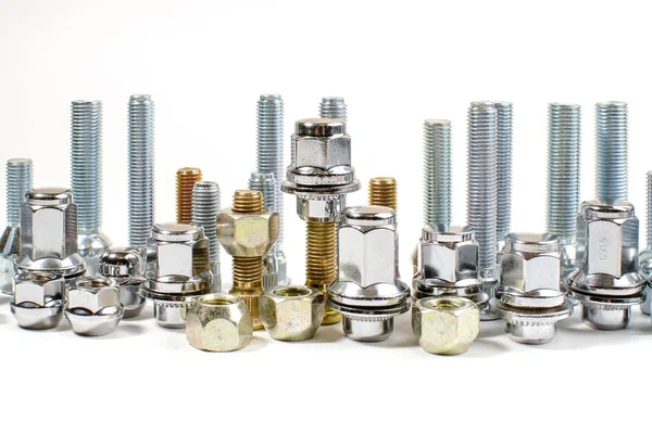 Beyaz arka planda yeni parlak araba fındık ve cıvataları