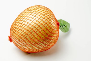 beyaz arkaplanda soyulmamış pamelo