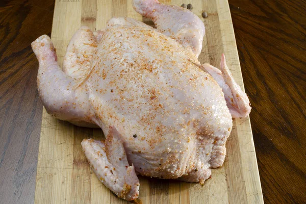 Poulet Aux Épices Sur Une Planche Bois — Photo