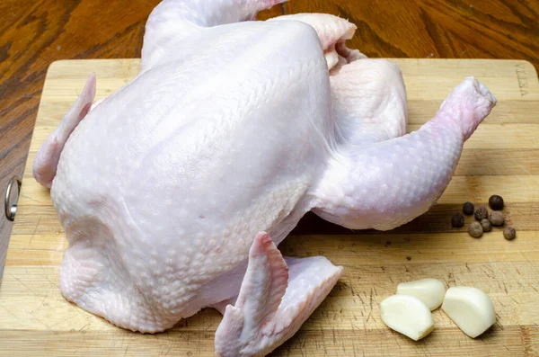 Poulet Cru Fraîchement Haché Sur Une Planche Avec Des Épices — Photo